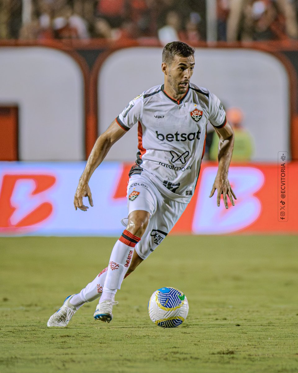 ECVitoria's tweet photo. ¡EL LADO RAÚL CÁCERES! ¡MAGIA! 🪄 🦁

📸: Victor Ferreira/ECVitória 

#PegaLeão #PorNossaHistória #Brasileirão2024 https://t.co/3JxzFflYjT