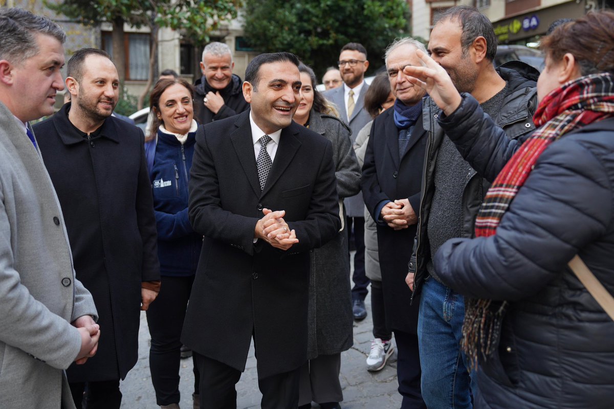 Halıcıoğlu Mahalle Muhtarımız Bülent Akgün, başkan yardımcılarımız ve müdürlerimizle esnafımızı, büyüklerimizi ve çocuklarımızı dinledik. 

Beyoğlu’nda tüm komşularımız için canla başla çalışıyoruz.✨

#BaşkanSiziDinliyor