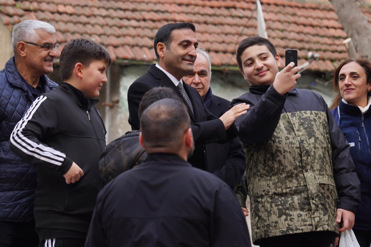 inanguney's tweet photo. Halıcıoğlu Mahalle Muhtarımız Bülent Akgün, başkan yardımcılarımız ve müdürlerimizle esnafımızı, büyüklerimizi ve çocuklarımızı dinledik. 

Beyoğlu’nda tüm komşularımız için canla başla çalışıyoruz.✨

#BaşkanSiziDinliyor https://t.co/ZOtoxM1ZJk