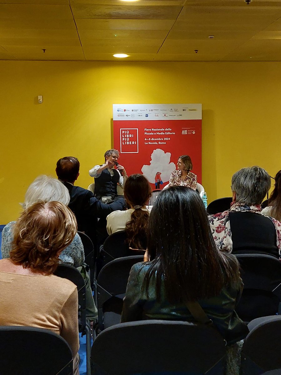 ambasciatasvizz's tweet photo. Alla fiera @piulibri24 di #Roma🇮🇹era presente oggi anche un pò di #Svizzera📕
L'autore ticinese🇨🇭Daniele Dell'Agnola ha presentato il suo libro "Anche i bruchi volano", un'opera autentica e fuori dagli schemi, pronta a esplorare temi di ribellione e #crescita personale. https://t.co/88lF5xb1tH