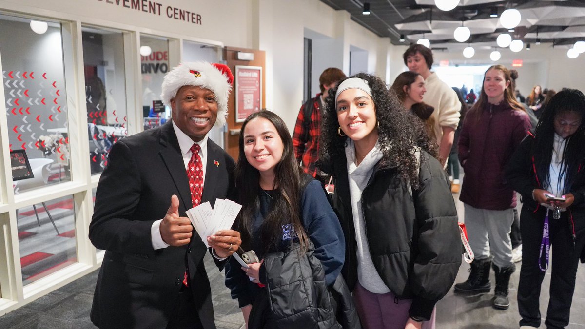Thanks to all the @illinoisstateu students who were able to make it to our final #TweetTreat of the Fall 2024 semester and engage with Santa LJ! Good luck with final exams and take care of yourselves! 👍🏽 #Redbirdlife