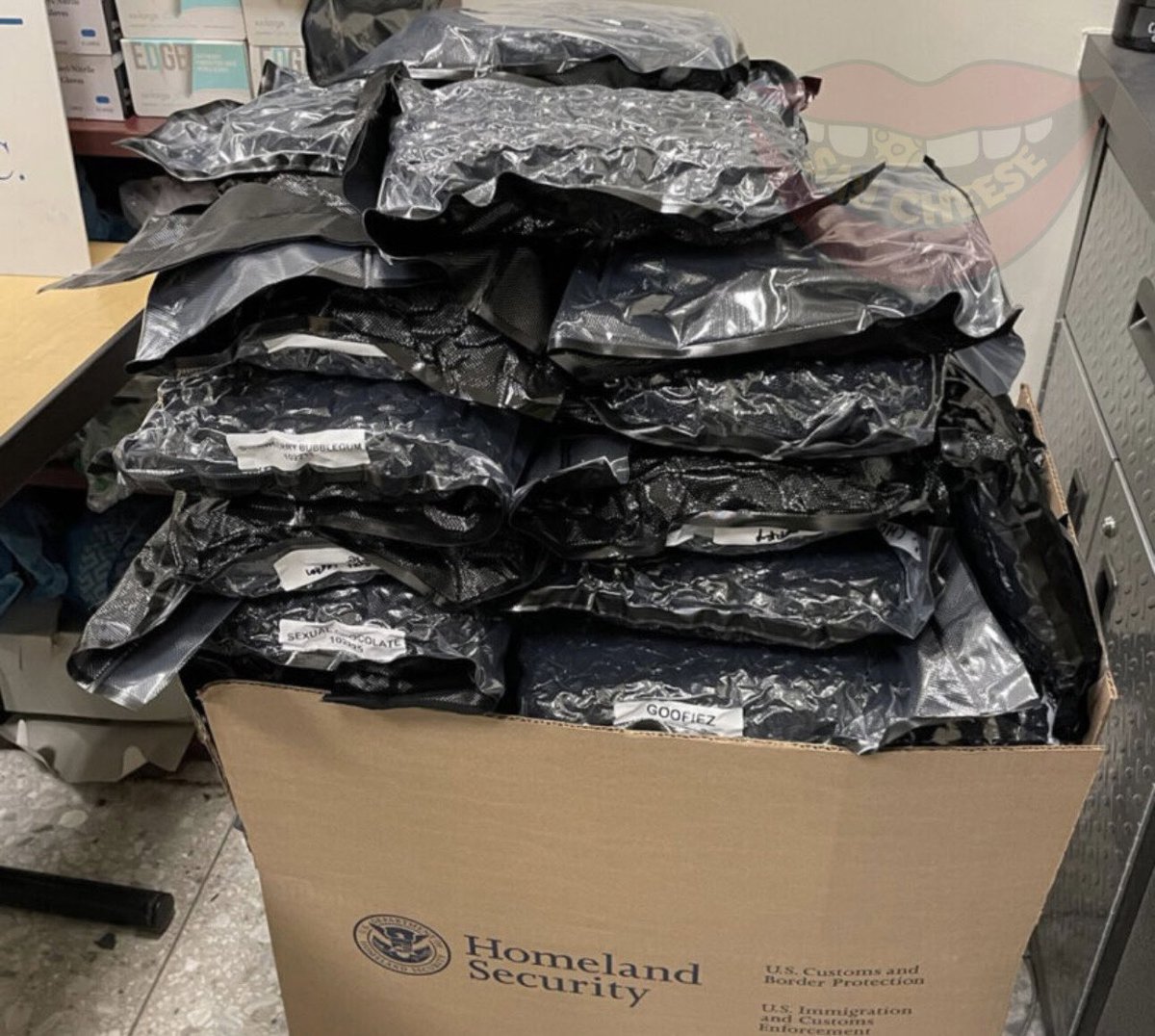 SaycheeseDGTL's tweet photo. Texas woman BUSTED! Trying to bring 71 pounds of marijuana on a Virginia flight trying to fly to London. P’s over there range from $3K to $5K https://t.co/OXU7l4DFnW