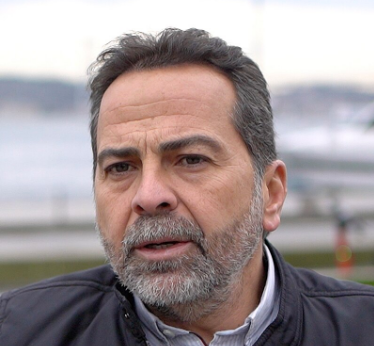 ZaferArapkirli's tweet photo. GEÇMİŞ OLSUN DEMİYORUM

Nasuh'u salıvermişler. 
Hukuksuz yere içeride yatırdıkları onca günün hesabını kimden soracağız? "Geçmiş" olan birşey de yok. Sürecek bu faşizan uygulamalar. 

Ortada zaten bir suç yok ki. Velev ki  suç buldunuz. Yasaya göre alacağı ceza, içeride bir gün bile yatmasını gerektirmeyecek miktarda. Yani "yatarı" yok. 

Sırf, hırs, hınç ve intikam duygularıyla yatırdınız adamı, onca gün. Bu tehdit hepimizin, itiraz eden, sorgulayan, eleştiren, muhalefet eden hepimizin tepesinde sallanmaya devam edecek. 

Adeta "sıradaki gelsin" diyerek bıraktılar Nasuh'u. 

Ama, teslim olmayacağımızı, Nasuh'un da başka kimsenin de asla teslim olmayacağını yılmayacağımızı, tırsmayacağımızı, korkmayacağımızı biliyorsunuz. 

Öfkeniz ondan.