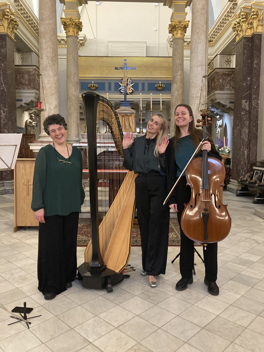 CityLdnSinfonia's tweet photo. We had a wonderful festive concert today at @StJohnsHospice. Caroline Welsh (flute), Abi Hyde-Smith (cello), and Olivia Jageurs (harp) delighted patients, hospice staff, and family members with festive pieces from around the world. https://t.co/03UWhNd3Co