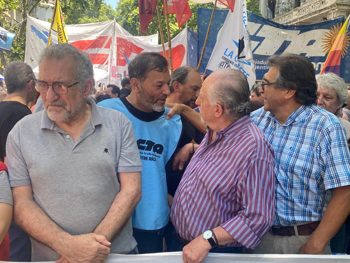 sergioelizar's tweet photo. Junto a @HugoYasky y compañeros del campo popular de todo el país estamos expresando nuestro rechazo a este modelo de saqueo y entrega de la Patria. Con organización, coherencia y lucha vamos a revertir este difícil presente para las y los argentinos. https://t.co/cfnDtNeLHj