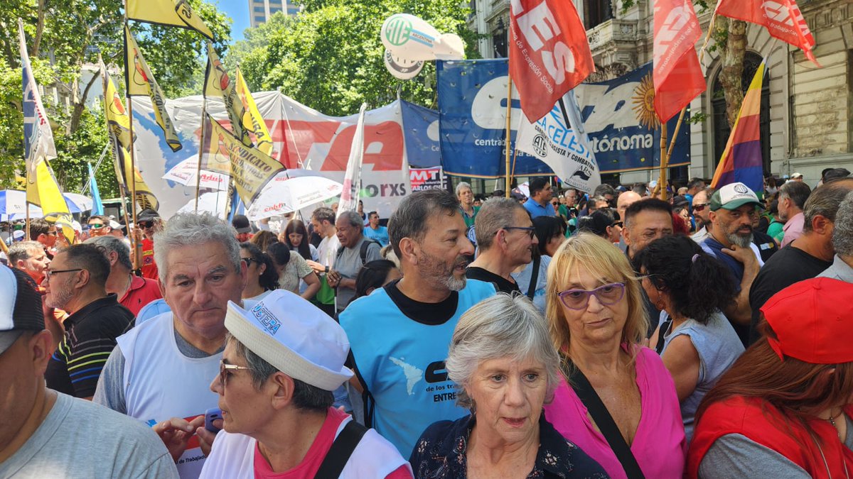 sergioelizar's tweet photo. Junto a @HugoYasky y compañeros del campo popular de todo el país estamos expresando nuestro rechazo a este modelo de saqueo y entrega de la Patria. Con organización, coherencia y lucha vamos a revertir este difícil presente para las y los argentinos. https://t.co/cfnDtNeLHj