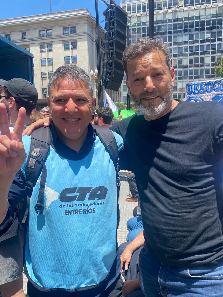 sergioelizar's tweet photo. Junto a @HugoYasky y compañeros del campo popular de todo el país estamos expresando nuestro rechazo a este modelo de saqueo y entrega de la Patria. Con organización, coherencia y lucha vamos a revertir este difícil presente para las y los argentinos. https://t.co/cfnDtNeLHj