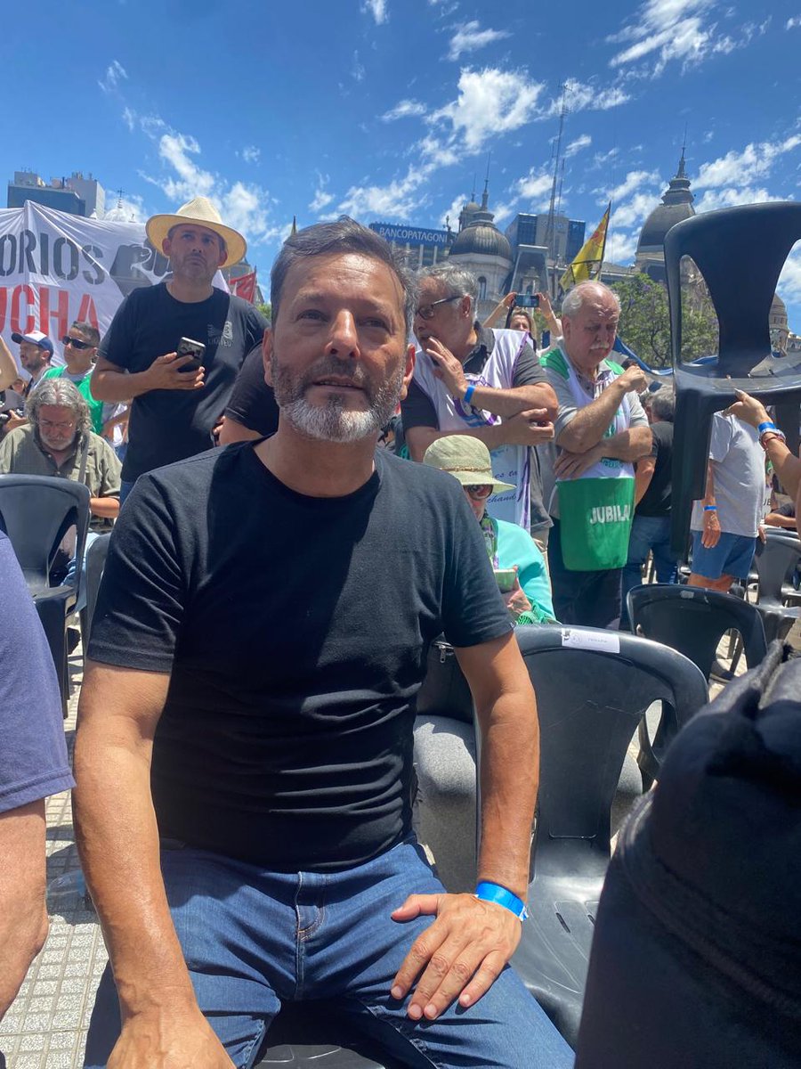 sergioelizar's tweet photo. Junto a @HugoYasky y compañeros del campo popular de todo el país estamos expresando nuestro rechazo a este modelo de saqueo y entrega de la Patria. Con organización, coherencia y lucha vamos a revertir este difícil presente para las y los argentinos. https://t.co/cfnDtNeLHj