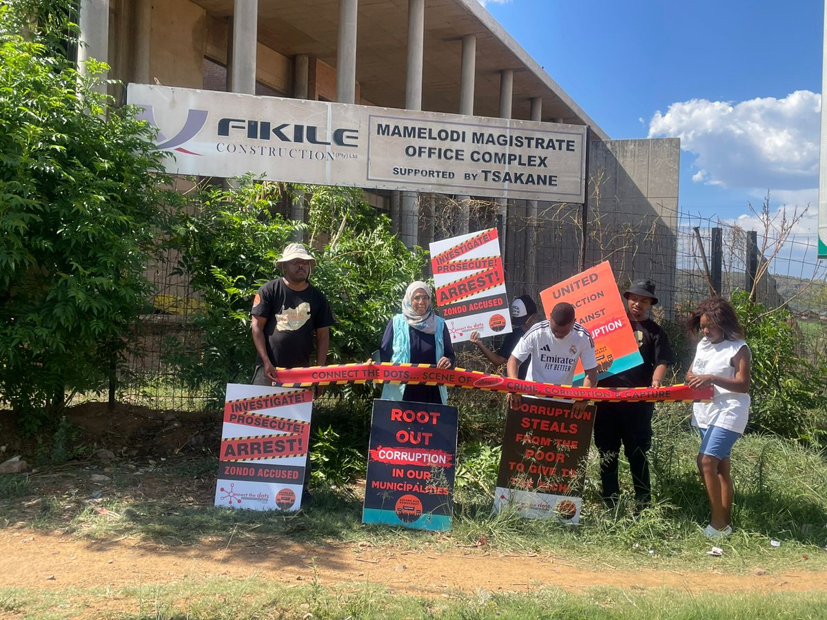 ForDemocracySa's tweet image. Braving the heat, the DOD staff also visited the abandoned Mamelodi Magistrates Court yesterday as part of our Anti-Corruption Week activations.

#AntiCorruptionWeek 
#TieTheTape
#ConnectTheDots
