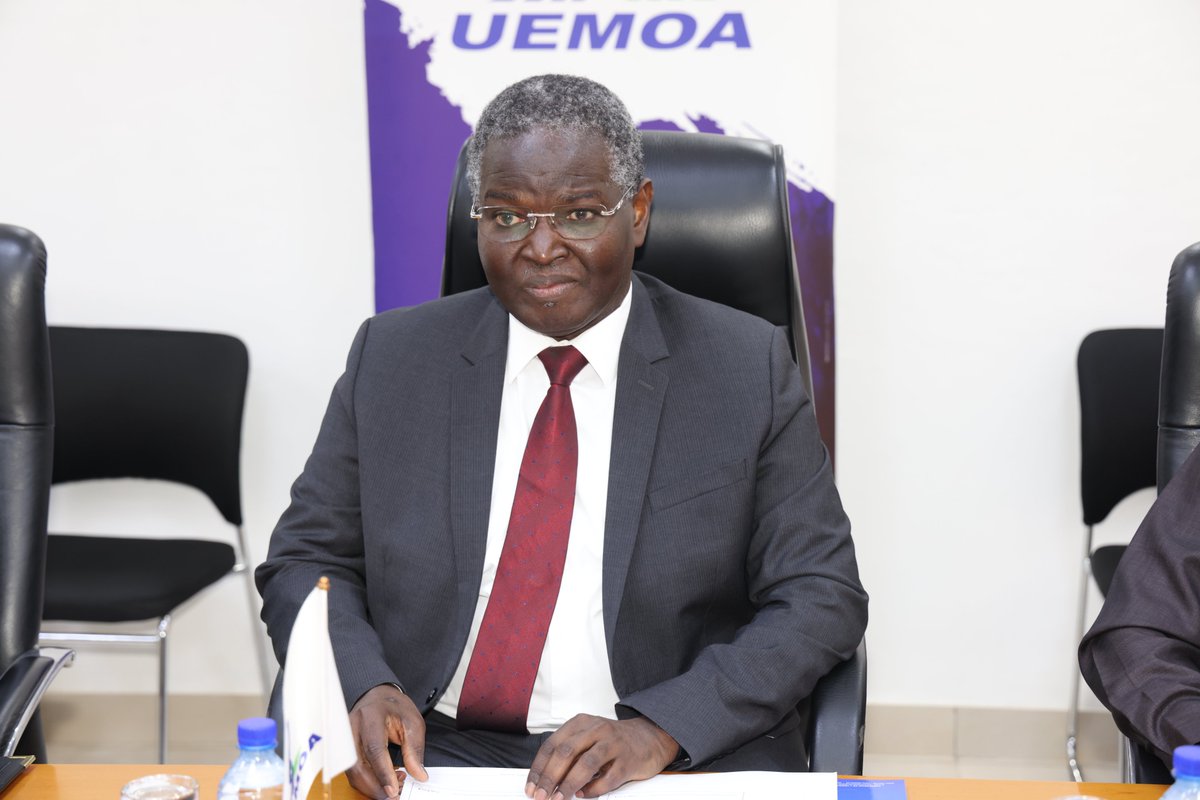 UEMOA_Officiel's tweet photo. Le Président du #ConseildesCollectivitésTerritorialesdelUEMOA, #OumarBA a été reçu par le Président de la @UEMOA_Officiel, #AbdoulayeDIOP, à #Ouagadougou, ce 5 décembre.
Les échanges ont porté sur le renforcement de la collaboration entre les 2 Organes de l’#UEMOA. https://t.co/KqO8wrqvOR