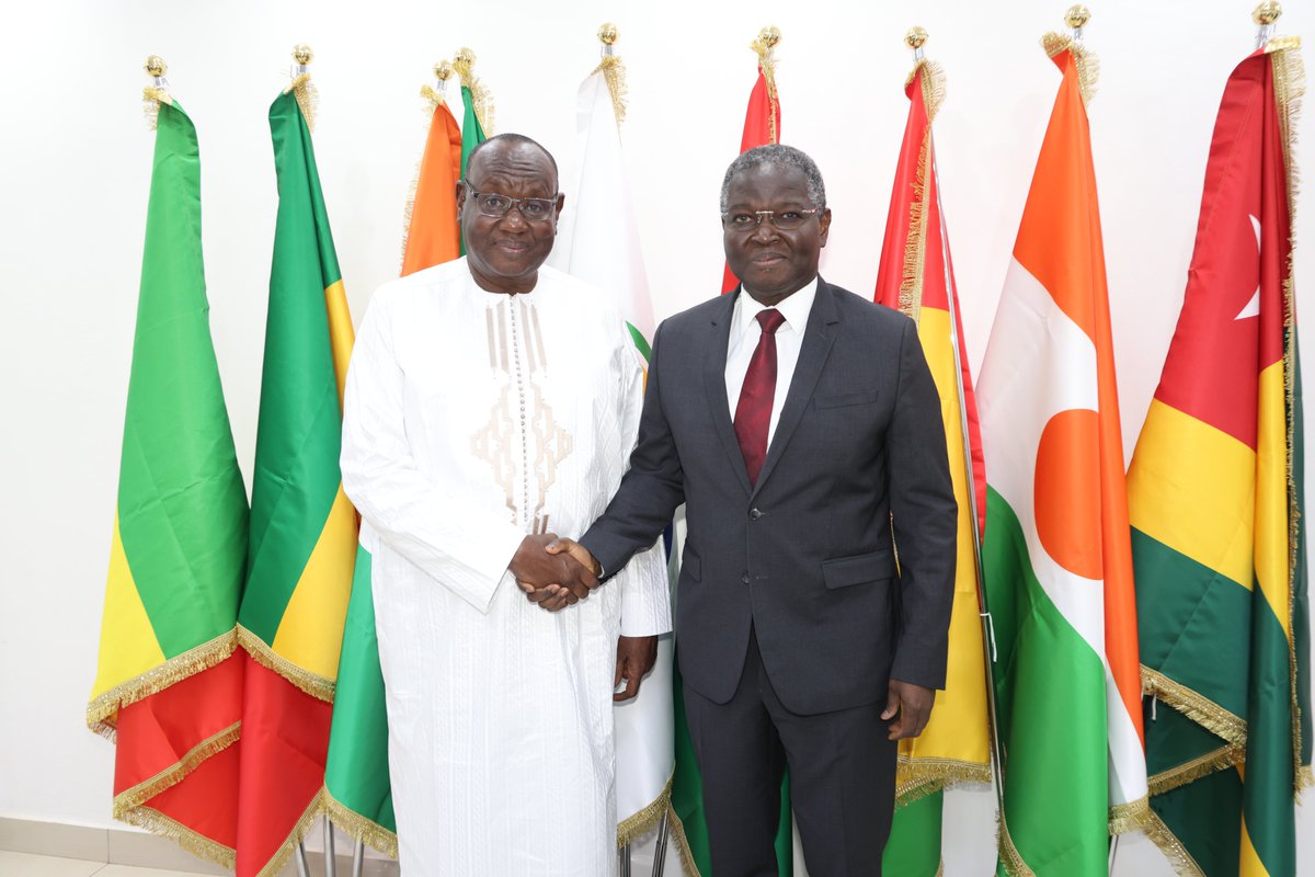 UEMOA_Officiel's tweet photo. Le Président du #ConseildesCollectivitésTerritorialesdelUEMOA, #OumarBA a été reçu par le Président de la @UEMOA_Officiel, #AbdoulayeDIOP, à #Ouagadougou, ce 5 décembre.
Les échanges ont porté sur le renforcement de la collaboration entre les 2 Organes de l’#UEMOA. https://t.co/KqO8wrqvOR