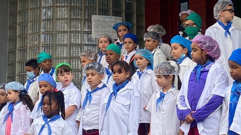 ⚕️ Desde la Escuela Primara Frank País García, del municipio de Plaza de la Revolución, llegó el reconocimiento de estudiantes y maestros a los salubristas cubanos en el contexto de la Jornada de Homenaje al Trabajador de la Salud.
A todos: ¡Muchas gracias!

#CubaPorLaVida