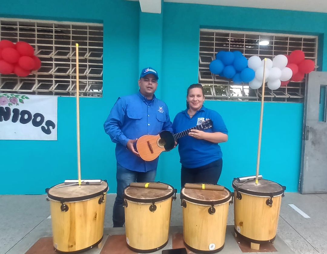 fundagraezulia's tweet photo. ¡Sumando instrumentos para las escuelas!

La Gobernación del Estado Zulia a través de Fundagraez realizó la entrega de un Kit de instrumentos gaiteros a la E.B.E Eduardo Emiro Ferrer de la parroquia Cecilio Acosta, municipio Maracaibo. https://t.co/cXVdD37YCp