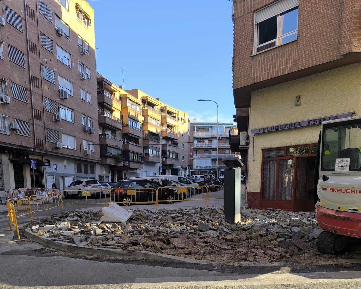 asocvec4Ctetuan's tweet photo. Aunque parezca increíble, la foto de la izquierda es, hoy, el mismo lugar que la de la derecha ayer.

Es una de las orejetas recién acabadas en la obra de Jerónima Llorente. La han picado, destruyendo todo.

Más allá del desastre de hacer y deshacer, aprovechen y pongan árboles!! https://t.co/sfQE76TSjv