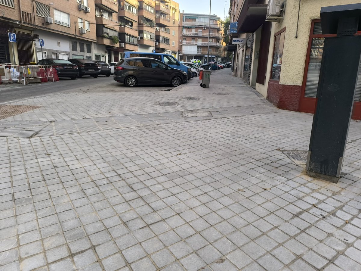 Aunque parezca increíble, la foto de la izquierda es, hoy, el mismo lugar que la de la derecha ayer.

Es una de las orejetas recién acabadas en la obra de Jerónima Llorente. La han picado, destruyendo todo.

Más allá del desastre de hacer y deshacer, aprovechen y pongan árboles!!