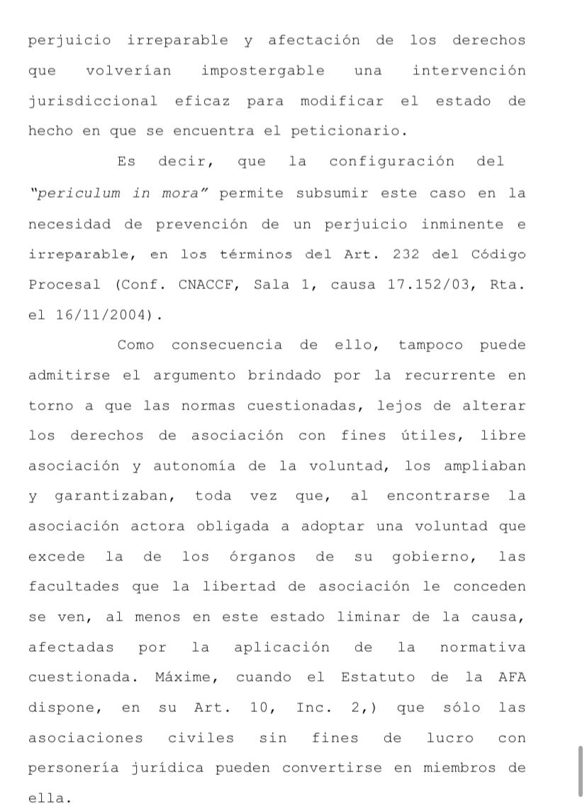 okdobleamarilla's tweet photo. 🚨#ALERTA | Contundente fallo judicial contra las SAD

📌La Sala I de la Cámara Federal de San Martín confirmó la cautelar de AFA que invalida los artículos del DNU que permiten el ingreso de las Sociedades Anónimas en el fútbol argentino, según la resolución a la que accedió @okdobleamarilla.

📌Además, rechazó el pedido impulsado por el Gobierno Nacional para que la causa cambie de jurisdicción.