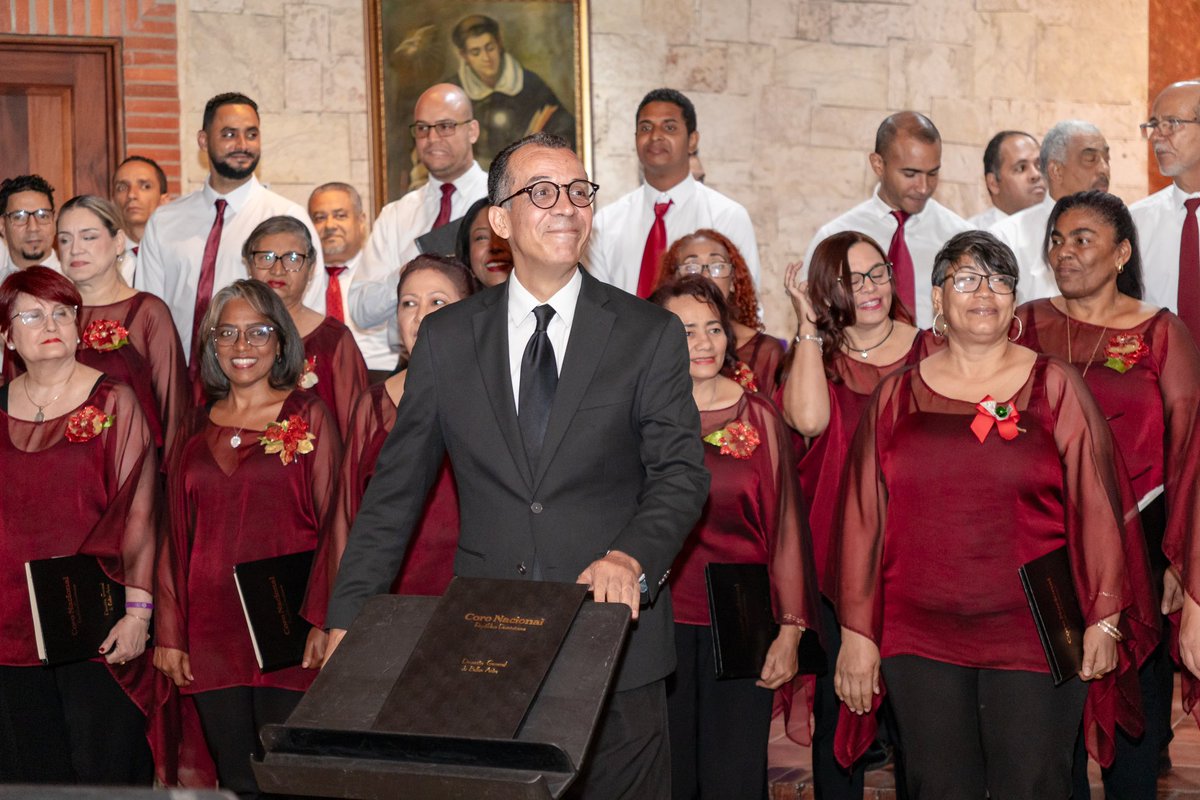 El Coro Nacional Dominicano inició su primer concierto navideño en la parroquia Santo Tomás de Aquino,bajo la dirección del maestro Edwin Disla, deleitaron al público en una noche mágica e inolvidable.