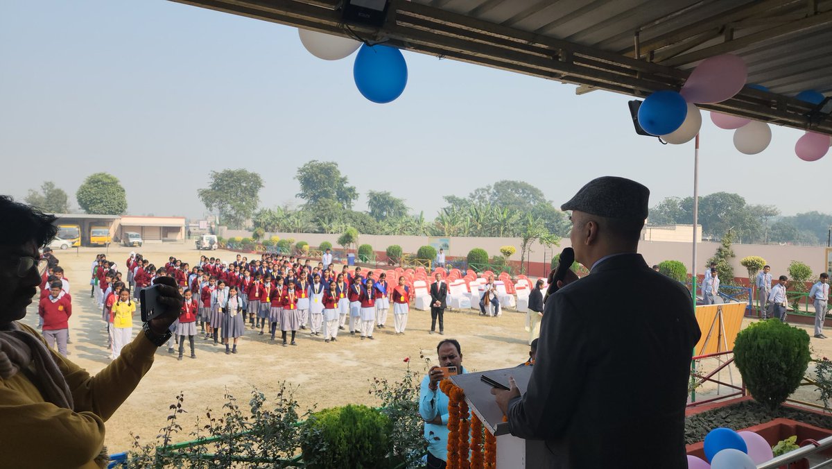 vikasvaibhavips's tweet photo. #छपरा के राजेंद्र स्टेडियम में 8 दिसंबर, 2024 को निर्धारित #नमस्ते_बिहार चतुर्थ बृहत जन संवाद के निमित्त तरैया प्रखंड के शिवम एकेडमी तथा छपरा नगर के एच आर इंपीरियल स्कूल के विद्यार्थियों के साथ संवाद के क्रम में 2047 तक विकसित भारत में एक विकसित बिहार के निर्माण में विद्यार्थियों की भूमिका को रेखांकित करते हुए सभी से अभियान को सशक्त करने का आह्वान किया । यात्रा गतिमान है !