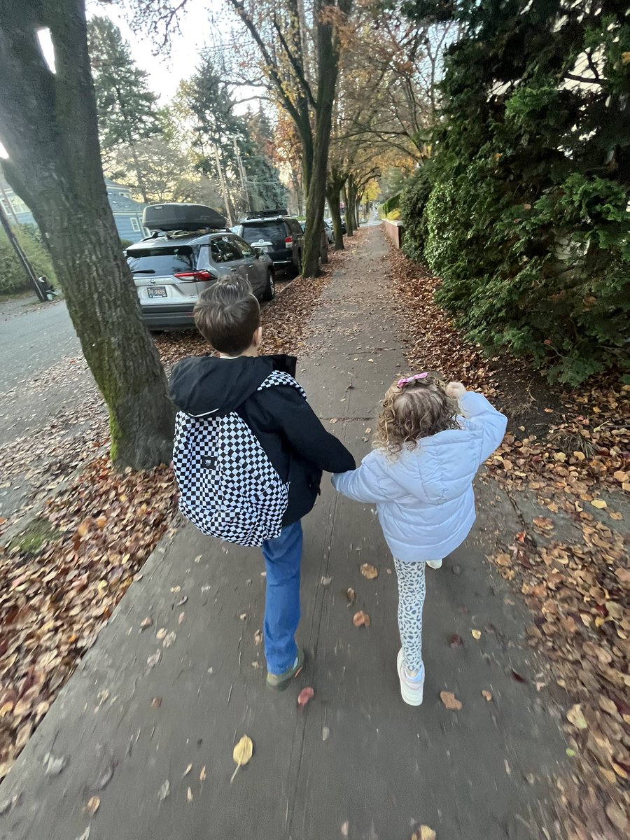 _lexicruz's tweet photo. June: Wait Jordyn, you get on the inside 

My 7 year old son is already more of a gentleman than most of these men 😭 He makes me so proud. https://t.co/thHiaVNz5w