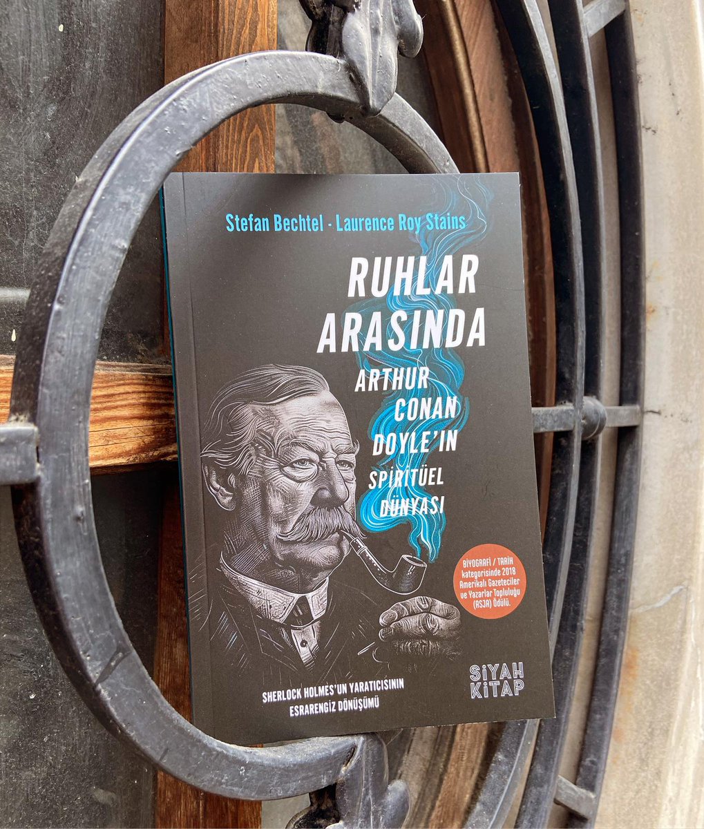 seraysahiner's tweet photo. "SHERLOCK HOLMES ÖLMÜŞTÜR!” 
Sir Arthur Conan Doyle (Holmes’in yazarı)   

Ruhlar Arasında, Sir Arthur Conan Doyle’ın Spiritüel Dünyası; Stefan Bechtel, Laurance Roy Stains,
@siyahkitapyayin'dan.
Sherlock Holmes’in Yaratıcısının Esrarengiz Dönüşümü…

@Zemberekkus https://t.co/OJBOnMG9QN