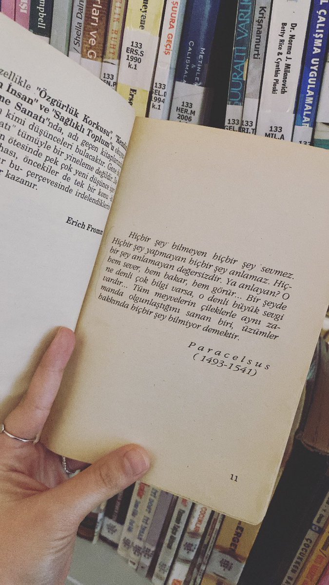 esradikmen_'s tweet photo. Sevgiyi davranışlara yön veren en güçlü motivasyon kaynağı olarak ifade eden Erich Fromm’un, Sevme Sanatı adlı kitabından.💐 https://t.co/4AhCVfh3eK