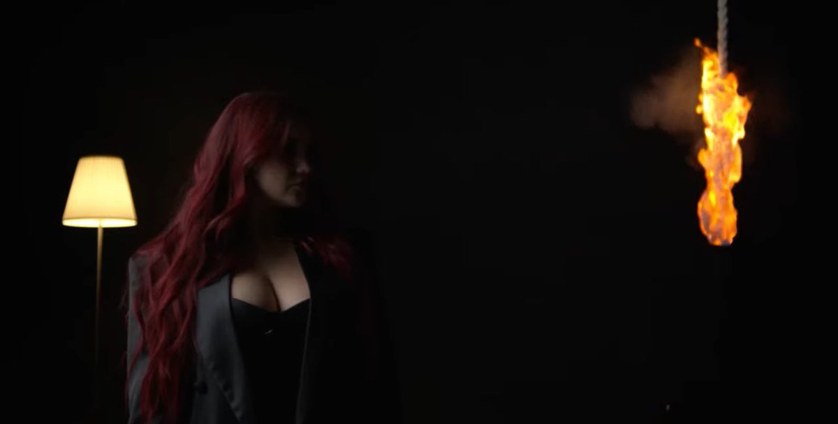 a cena da corda pegando fogo ao meu ver remeteu a um pensamento su1c1d4 que rolou em algum momento da vida dela mas não se concretizou (graças a deus)

que clipe surreal, dulce maria você eh ARTISTA DEMAIS