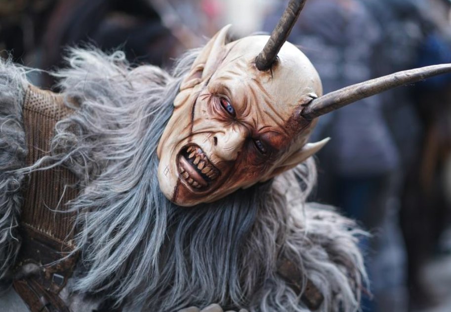 TCWTMedia's tweet image. 🎄👹 Terrifying Thursday Fact! 👹🎄
In some European cultures, there's a Christmas tradition involving Krampus, a horned, demonic figure who punishes naughty children  😱 

 #TerrifyingThursday #Krampus #ChristmasTraditions