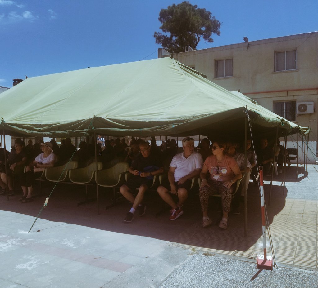 DrFelipeBerta's tweet photo. Con el Consultorio Oftalmológico Móvil y el equipo del Hospital Especializado de Ojos de @ASSEcomunica estamos en el Hospital Militar en un nueva Jornada de Controles, dónde se verán cientos de pacientes de la zona. 

¡Con el apoyo de @BPSuy_ y @HMilitarUY!

#UruguayVe 🇺🇾 https://t.co/2tNPphDwOc