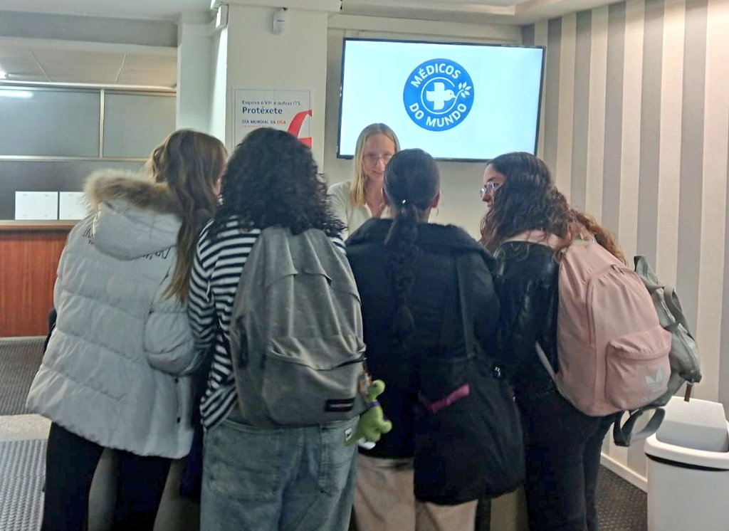 No marco da conmemoración do Día mundial do SIDA, achegáronse as compañeiras de <a href="/MedicosdelMundo/">Médicos del Mundo</a> Galicia á nosa Facultade. Moitas grazas! 👏
