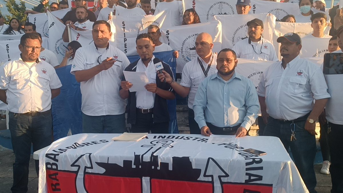 Puebloinformate's tweet photo. "Contamos con mano de obra calificada que está lista y dispuesta a apoyar a la empresa Yilport Holding desde el inicio de sus operaciones, tanto en el Puerto de Acajutla, como el Puerto de La Unión" @CaminosAmilcar Secretario General. https://t.co/iUJiDFYs8B