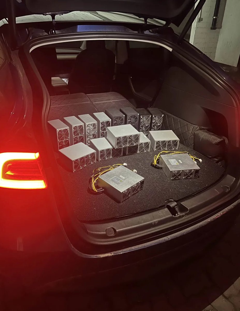 luca_rawtherapy's tweet photo. Me and my trusted box family are moving to another apartment! Come one boys! Let’s go! @goldshellminer 😄 https://t.co/jcmAA53viH