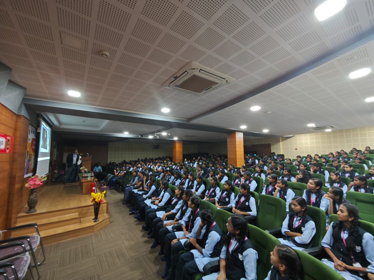 ssskb63's tweet photo. Safety Awareness Campaign under 'Sense of Duty'  at Devika English Medium School, Ranebennur District: Haveri, State : Karnataka

#SenseofDuty, 
#HamariRasoiHamariZimmedari,
@PetroleumMin
@ministry_of_png, 
@indianoilcorp,
@hpcl, 
@bpclimited, @bpcllpg https://t.co/N0prcad6Go