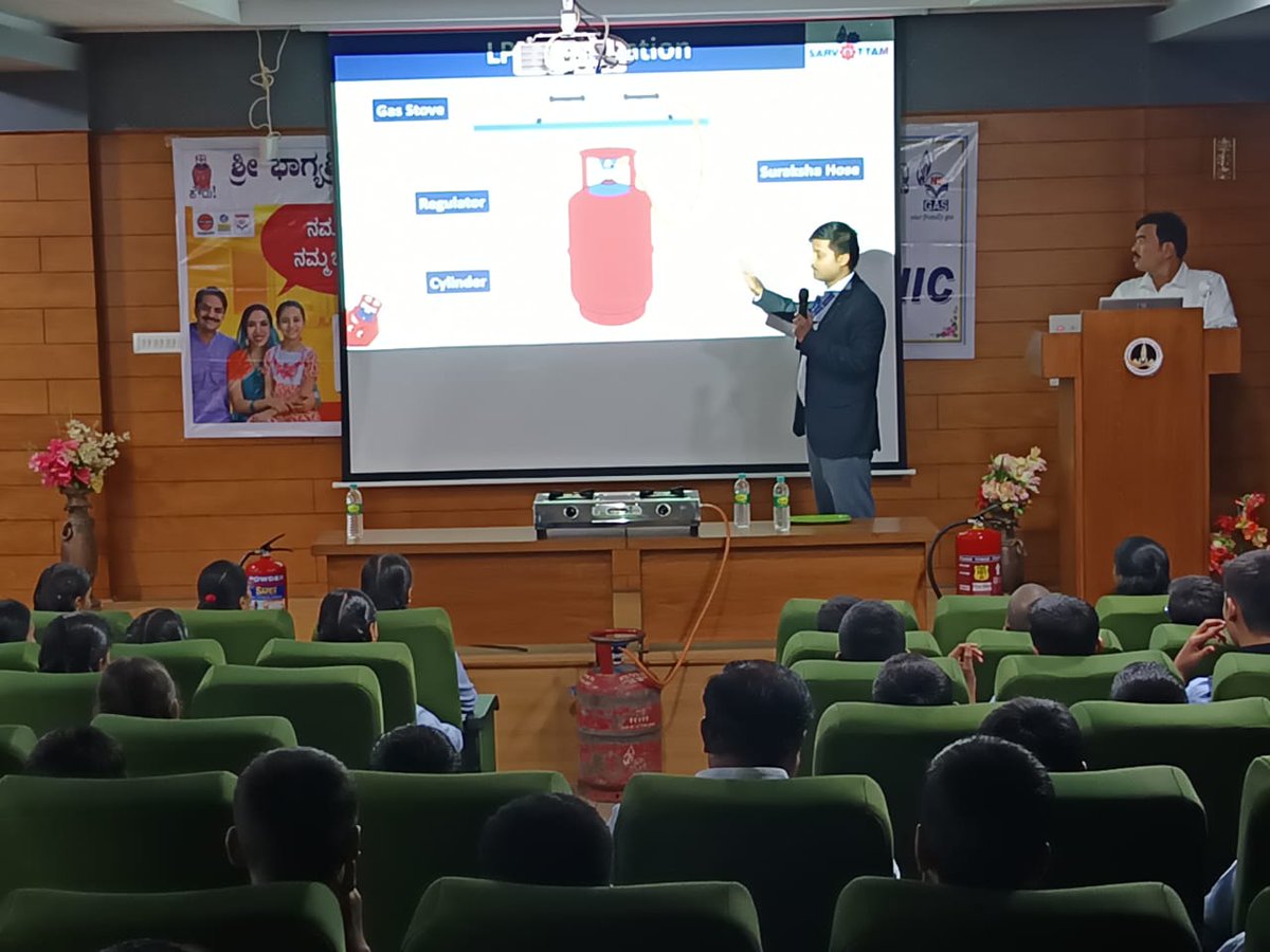 ssskb63's tweet photo. Safety Awareness Campaign under 'Sense of Duty'  at Devika English Medium School, Ranebennur District: Haveri, State : Karnataka

#SenseofDuty, 
#HamariRasoiHamariZimmedari,
@PetroleumMin
@ministry_of_png, 
@indianoilcorp,
@hpcl, 
@bpclimited, @bpcllpg https://t.co/N0prcad6Go
