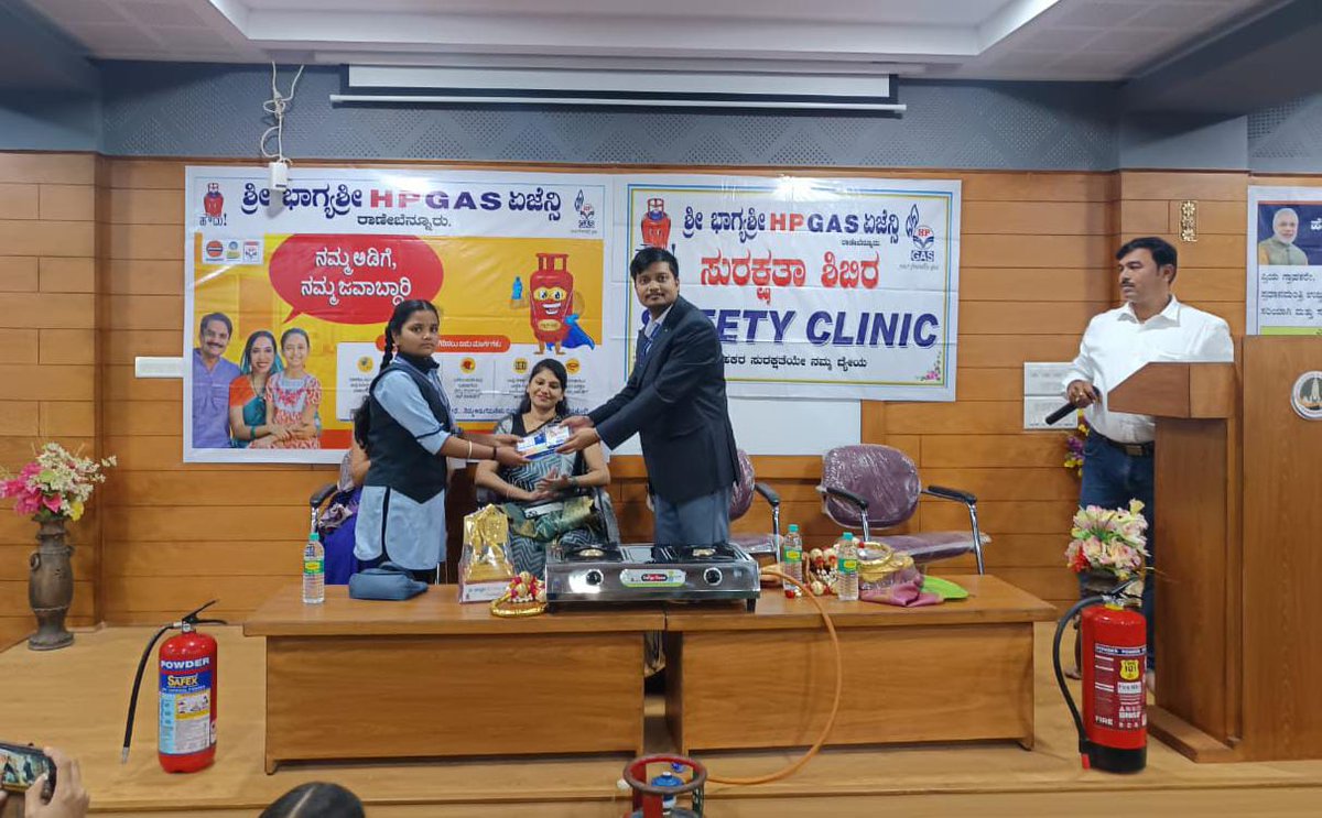 ssskb63's tweet photo. Safety Awareness Campaign under 'Sense of Duty'  at Devika English Medium School, Ranebennur District: Haveri, State : Karnataka

#SenseofDuty, 
#HamariRasoiHamariZimmedari,
@PetroleumMin
@ministry_of_png, 
@indianoilcorp,
@hpcl, 
@bpclimited, @bpcllpg https://t.co/N0prcad6Go