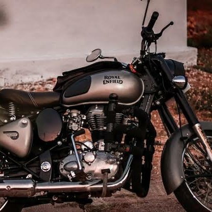 PremiHipho36125's tweet photo. Hi @royalenfield, you must be wondering why are you trending. Actually, the show you're partners with is threating &amp; stealing a guy's livelihood purely out of spite. As your huge fan I believe you would understand the importance of this matter. #BackOffBoat #BackOffRoyalEnfield https://t.co/gujK7XdPGW