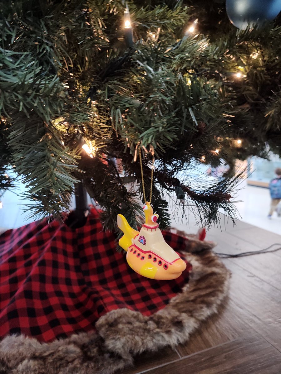 BroncoMusicFun's tweet photo. Decorating the tree and sharing hot cocoa with the most awesome staff at @BrosnahanES  Thank you @PrinSilliman for always giving us so many opportunities to celebrate any and everything! https://t.co/BVLrQDreJ9
