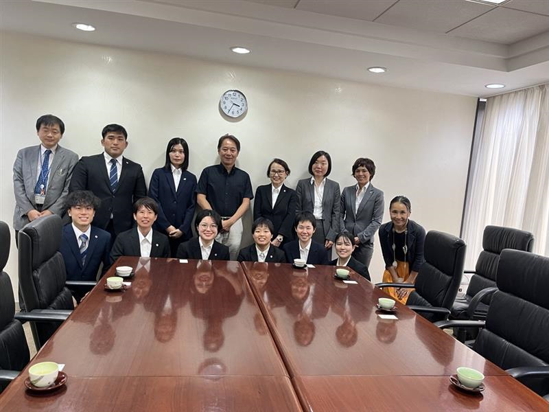 JapanEmbSenegal's tweet photo. Le 5 déc, l'ambassadeur IZAWA a reçu une visite de courtoisie des volontaires de la coopération outre-mer de la JICA (12 nouveaux membres) et a échangé sur leurs activités.
12月5日、伊澤大使はJICA海外協力隊（新隊員12名）の表敬を受け、派遣先の活動内容について意見交換を行いました。 https://t.co/KJRwP1nc27