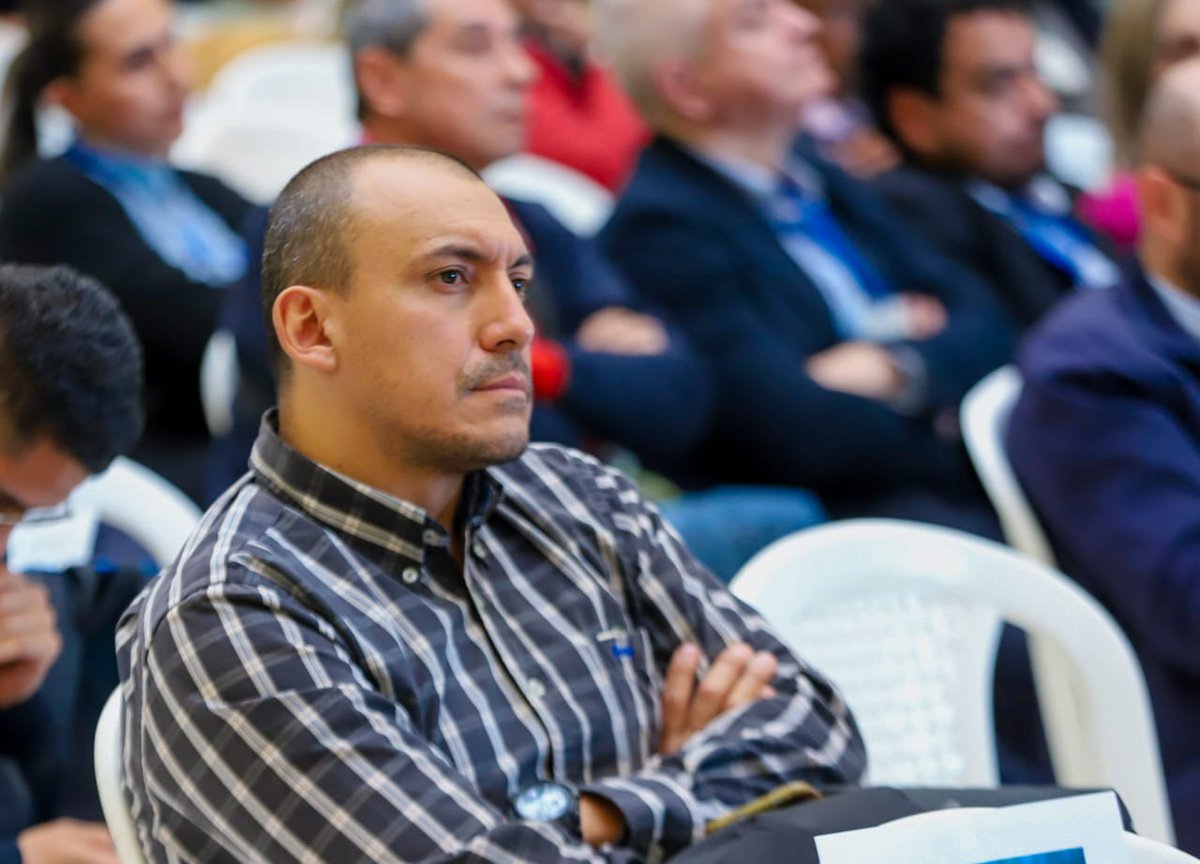 UPRAColombia's tweet photo. #AEstaHora| Avanza el segundo día de #AgroTIC 2024 con la participación de Hernán Felipe Silva (coordinador de comunicación técnica y transferencia de tecnología @cenicana) y Julián Antía (coordinador en redes y telecomunicaciones de @cenicana) con la charla:
👉🏼💡"Experiencias con IA en una agroindustria dulce por naturaleza" 🌾🌱🌄
#RevoluciónPorLaVida #GobiernodelCambio