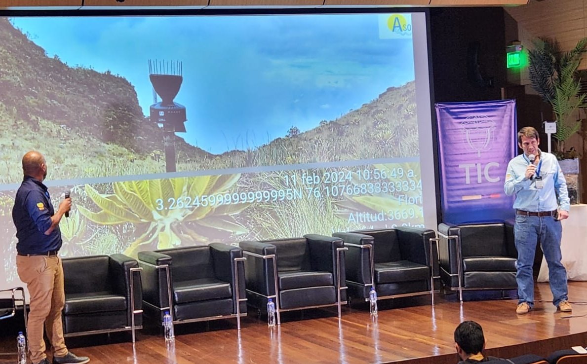 UPRAColombia's tweet photo. #AEstaHora| Avanza el segundo día de #AgroTIC 2024 con la participación de Hernán Felipe Silva (coordinador de comunicación técnica y transferencia de tecnología @cenicana) y Julián Antía (coordinador en redes y telecomunicaciones de @cenicana) con la charla:
👉🏼💡"Experiencias con IA en una agroindustria dulce por naturaleza" 🌾🌱🌄
#RevoluciónPorLaVida #GobiernodelCambio
