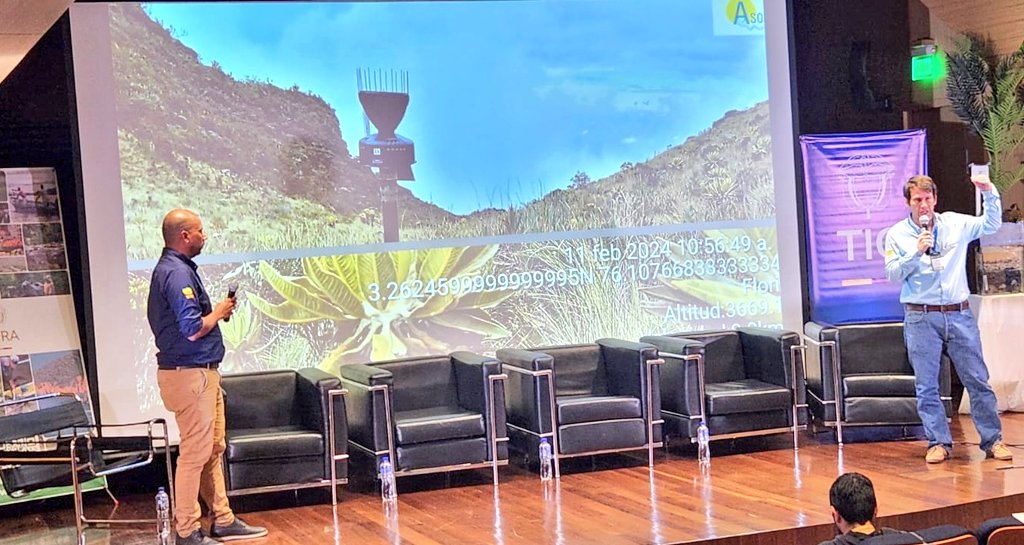 UPRAColombia's tweet photo. #AEstaHora| Avanza el segundo día de #AgroTIC 2024 con la participación de Hernán Felipe Silva (coordinador de comunicación técnica y transferencia de tecnología @cenicana) y Julián Antía (coordinador en redes y telecomunicaciones de @cenicana) con la charla:
👉🏼💡"Experiencias con IA en una agroindustria dulce por naturaleza" 🌾🌱🌄
#RevoluciónPorLaVida #GobiernodelCambio