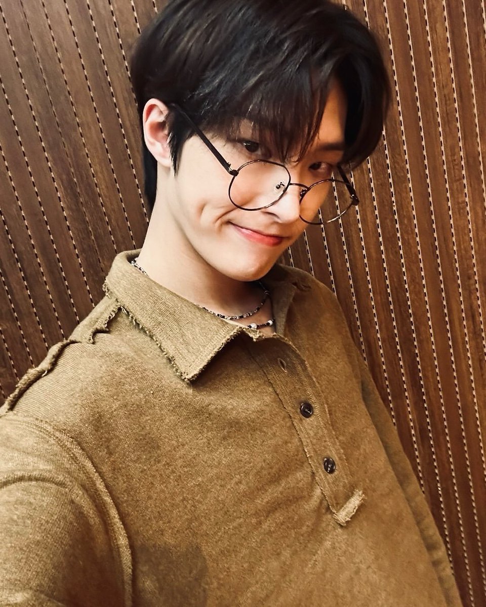 wln9ki's tweet photo. 민기가안경쓴게너무좋아
진짜너잘생겻다고말햇다… https://t.co/gIrEjGtJEv