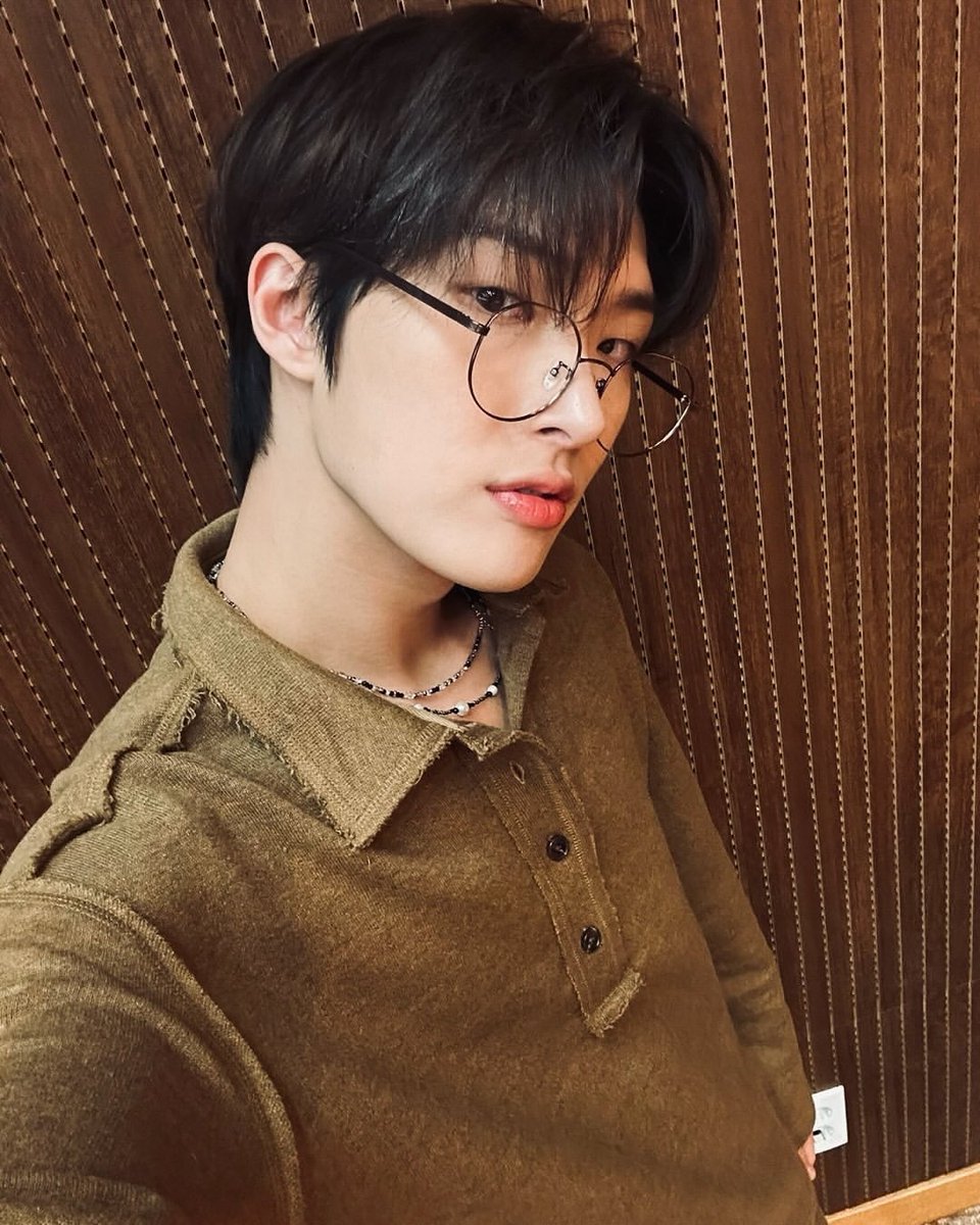 wln9ki's tweet photo. 민기가안경쓴게너무좋아
진짜너잘생겻다고말햇다… https://t.co/gIrEjGtJEv