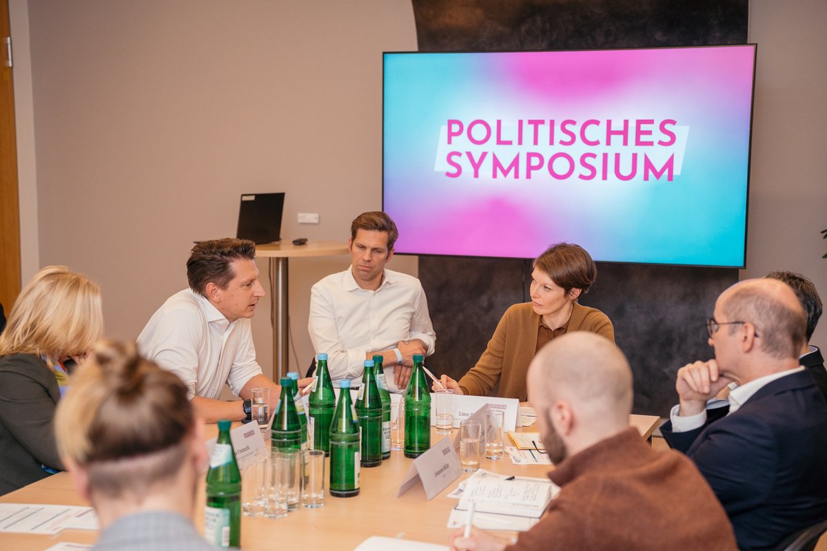 Das Progressive Zentrum (@dpz_berlin) on Twitter photo "Progressive Sicherheit und die Reform des Modells Deutschland" – Fachgruppe 2⃣ untersucht finanzpolitische Potenziale. Zunächst: Wie könnte die Roadmap einer 🇪🇺 Investitionsagenda aussehen? Der Impuls kommt von <a href="/LindnerJS/">Johannes Lindner</a> (<a href="/DelorsBerlin/">Jacques Delors Centre</a>), <a href="/linn_la_s/">Linn Selle</a> moderiert. "Progressive Sicherheit und die Reform des Modells Deutschland" – Fachgruppe 2⃣ untersucht finanzpolitische Potenziale. Zunächst: Wie könnte die Roadmap einer 🇪🇺 Investitionsagenda aussehen? Der Impuls kommt von <a href="/LindnerJS/">Johannes Lindner</a> (<a href="/DelorsBerlin/">Jacques Delors Centre</a>), <a href="/linn_la_s/">Linn Selle</a> moderiert.