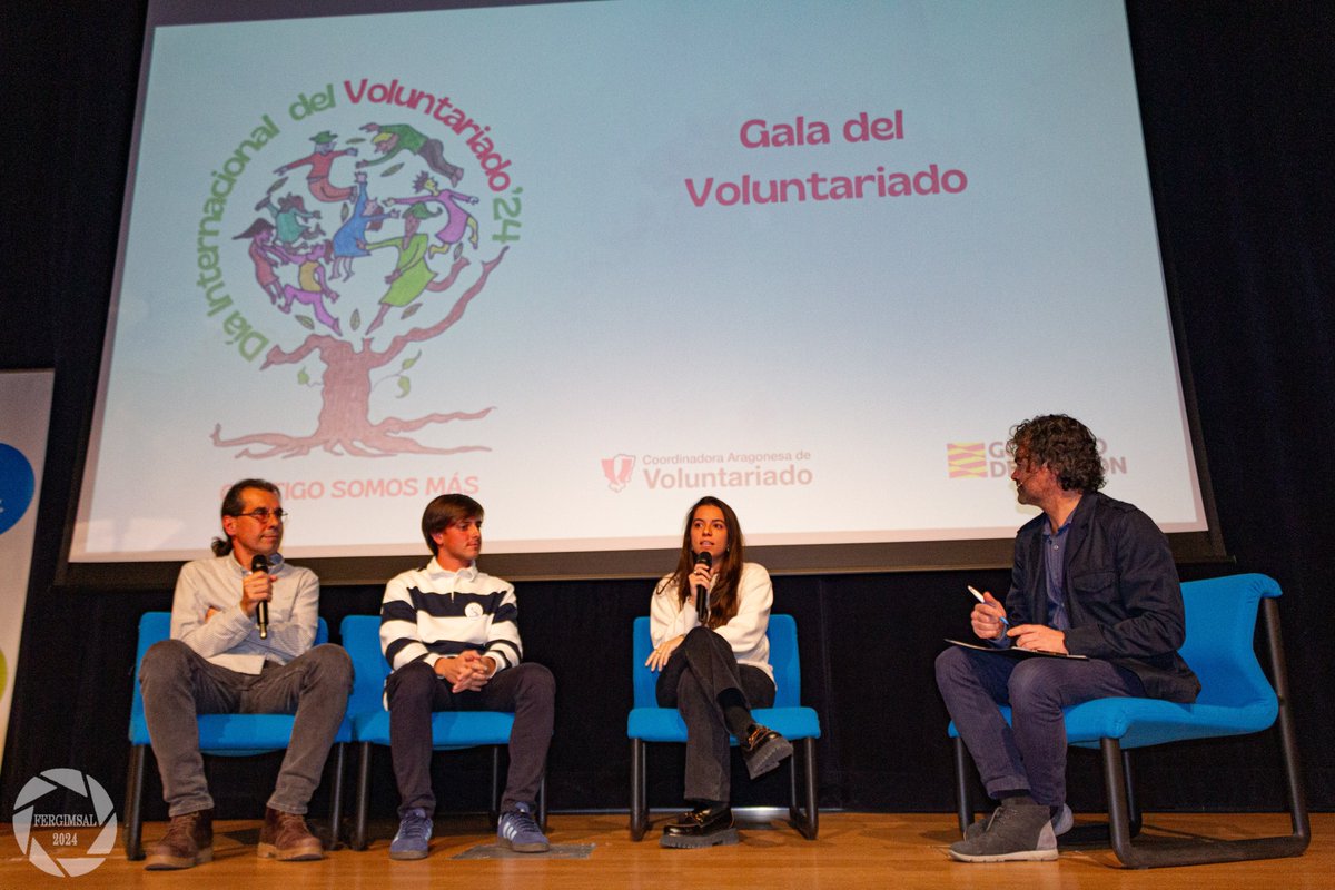 AiceAragon's tweet photo. Adrián y Pilar, jóvenes con implante coclear, en la mesa redonda sobre voluntariado. Gala del Voluntariado 2024. #diainternacionaldelvoluntariado #ContigoSomosMas https://t.co/kSwhTs70vR