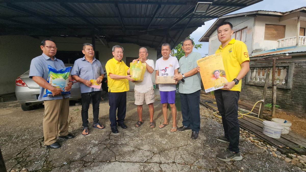simkuihian's tweet photo. Sharing the joys of Christmas with the less fortunate in N14 Batu Kawa 

Thanks #TeamDrSim for helping this annual tradition during the various festivals during the year. #inclusive 

#HoHoHoMerryChristmas!
#SarawakFirst
#JagaSarawakBait2

Skh🐝 https://t.co/918LRDhmz6