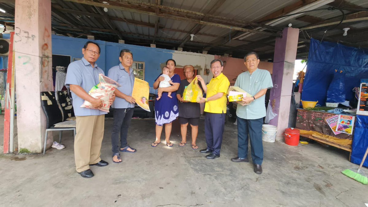 simkuihian's tweet photo. Sharing the joys of Christmas with the less fortunate in N14 Batu Kawa 

Thanks #TeamDrSim for helping this annual tradition during the various festivals during the year. #inclusive 

#HoHoHoMerryChristmas!
#SarawakFirst
#JagaSarawakBait2

Skh🐝 https://t.co/918LRDhmz6