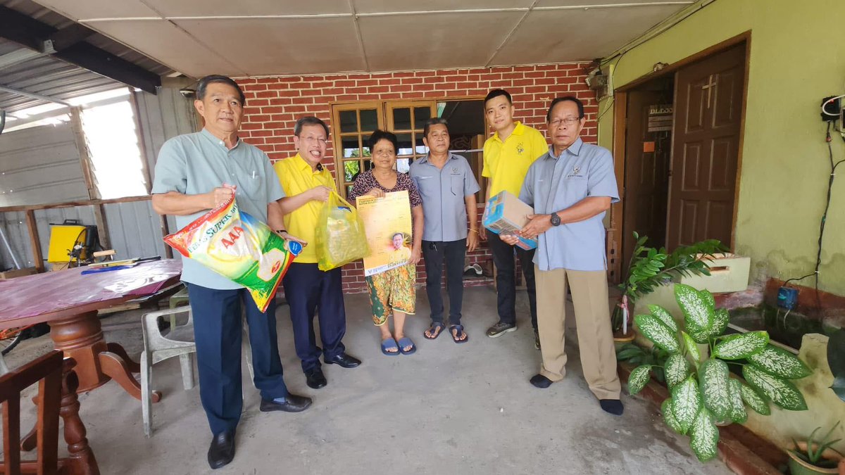 simkuihian's tweet photo. Sharing the joys of Christmas with the less fortunate in N14 Batu Kawa 

Thanks #TeamDrSim for helping this annual tradition during the various festivals during the year. #inclusive 

#HoHoHoMerryChristmas!
#SarawakFirst
#JagaSarawakBait2

Skh🐝 https://t.co/918LRDhmz6