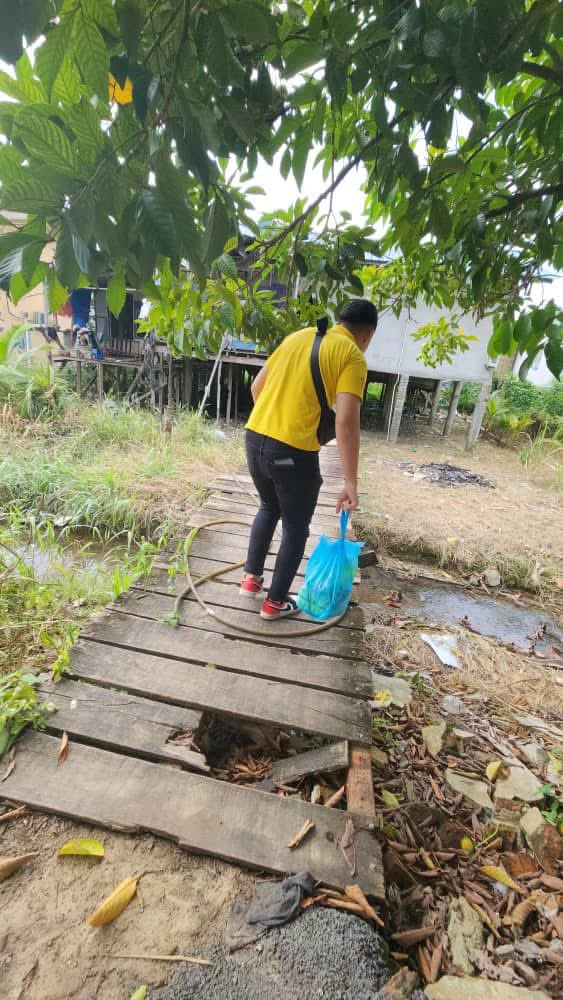 simkuihian's tweet photo. Sharing the joys of Christmas with the less fortunate in N14 Batu Kawa 

Thanks #TeamDrSim for helping this annual tradition during the various festivals during the year. #inclusive 

#HoHoHoMerryChristmas!
#SarawakFirst
#JagaSarawakBait2

Skh🐝 https://t.co/918LRDhmz6