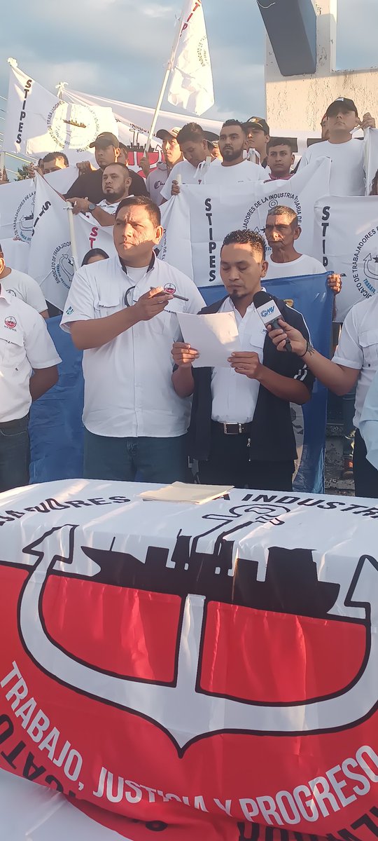 Puebloinformate's tweet photo. "Agradecemos a la empresa Yilport Holding, por creer en nuestro país y sobre todo por creer en nuestros compañeros trabajadores del Puerto de Acajutla y Puerto de la Unión, ya que todos nuestros acuerdos están dados en feliz término con ellos" @CaminosAmilcar Secretario general https://t.co/VcZUtCIwWf