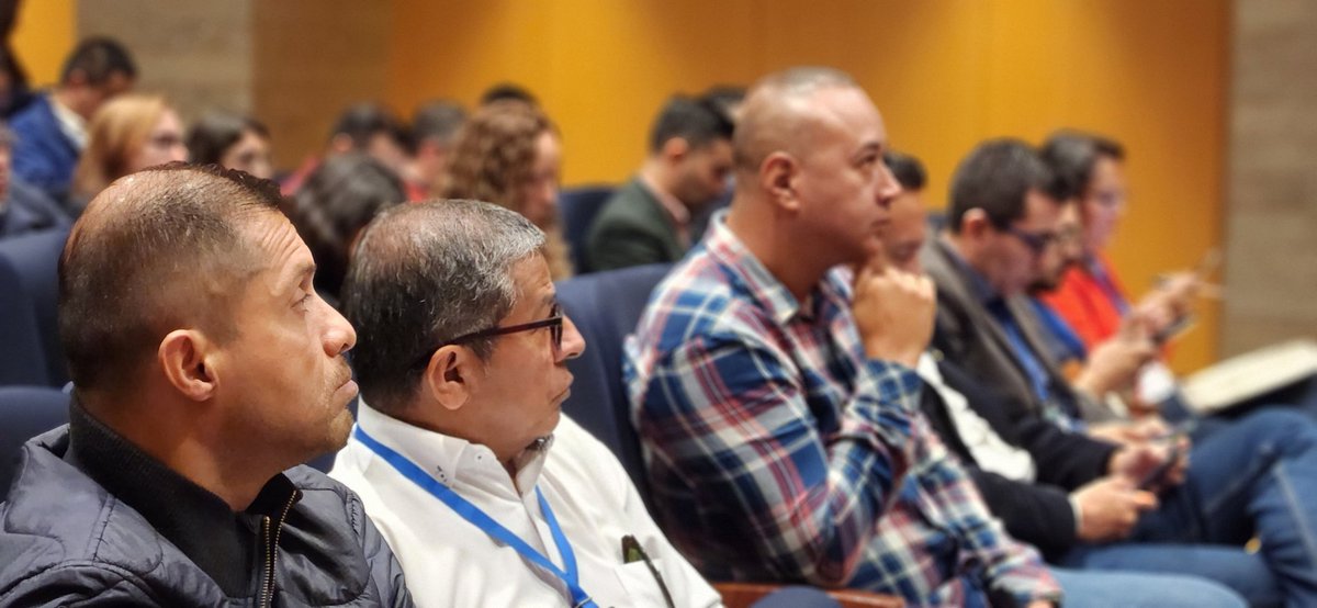 UPRAColombia's tweet photo. #AEstaHora| Avanza el segundo día de #AgroTIC 2024 con la participación de Hernán Felipe Silva (coordinador de comunicación técnica y transferencia de tecnología @cenicana) y Julián Antía (coordinador en redes y telecomunicaciones de @cenicana) con la charla:
👉🏼💡"Experiencias con IA en una agroindustria dulce por naturaleza" 🌾🌱🌄
#RevoluciónPorLaVida #GobiernodelCambio